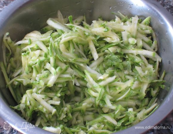 Цукини натереть на крупной тёрке.