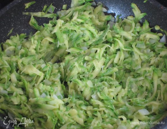 Разогреть в сковороде оливковое масло и обжарить цукини с луком 4-5 минут.
