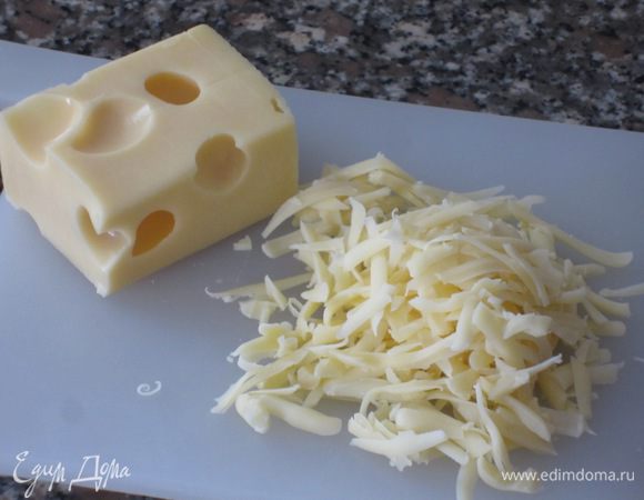 Эмменталь натереть на крупной тёрке.