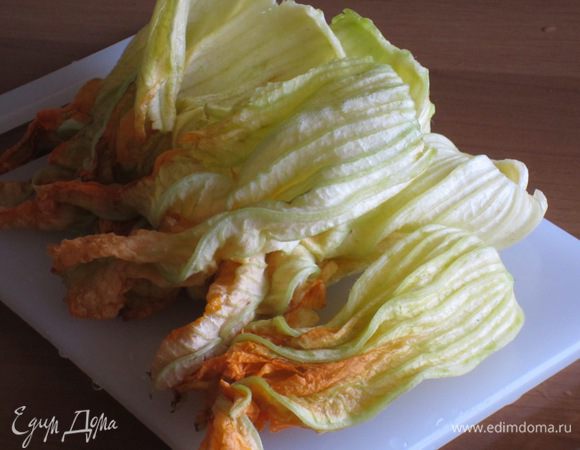 Цветки цукини помыть, удалить пестик и выложить на бумажное полотенце.