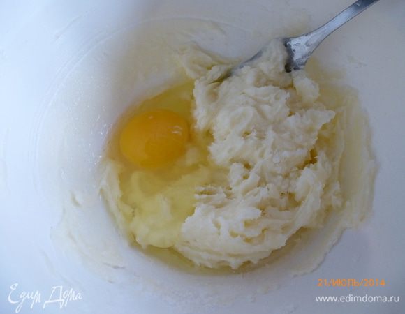Готовим тесто. Размягченное сливочное масло смешиваем с сахарной пудрой. Добавляем яйцо, еще раз перемешиваем.