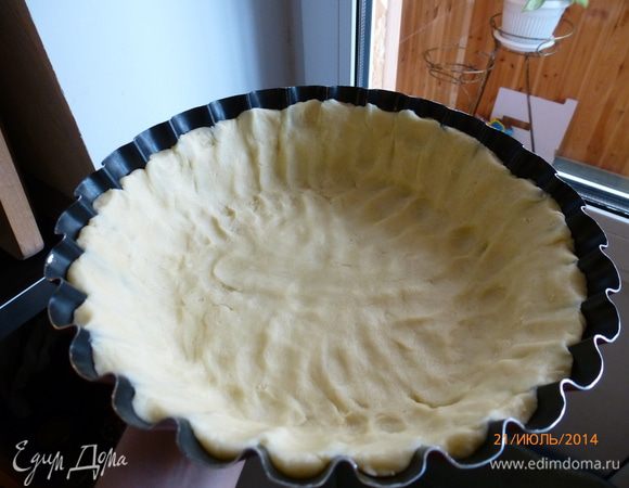 Просеиваем муку и быстро замешиваем тесто. Готовое тесто раскатываем и выкладываем в форму. Охлаждаем в морозилке 20 минут.