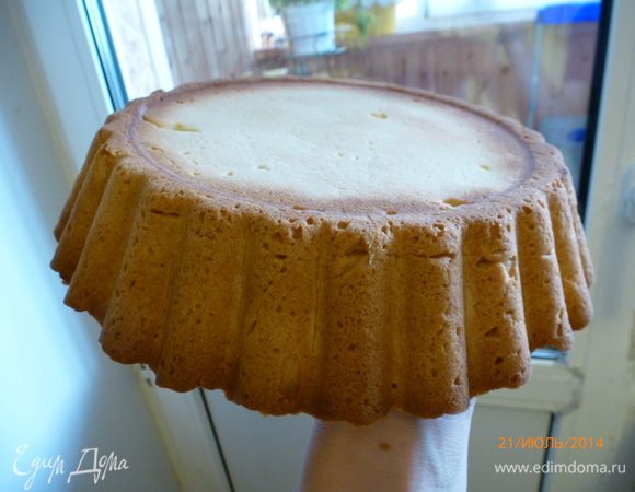 Разогреваем духовку до 200 С. Выпекаем песочную основу 25-30 минут. Даем остыть.