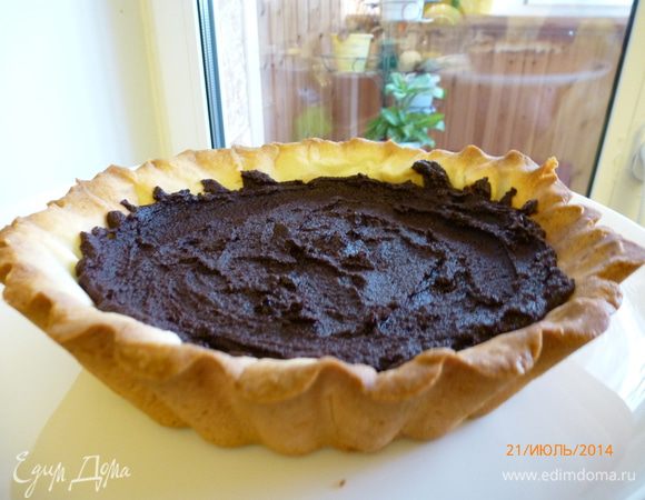 Горький шоколад растопим в микроволновке или на плите с добавлением молока.
Смажем им остывшую песочную основу.