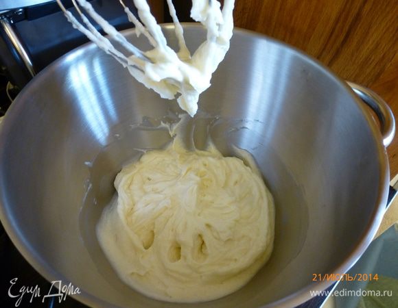 Остывший заварной крем взбиваем миксером с добавлением размягченного сливочного масла.