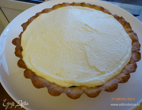 Готовый крем выкладываем на шоколад.