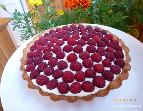 Украшаем тарт свежей малиной. Охлаждаем в холодильнике не менее часа (а лучше оставить на ночь) и наслаждаемся!
Приятного аппетита!
