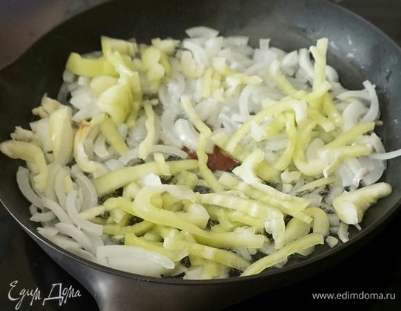 Обжарить на растительном масле до прозрачности. 