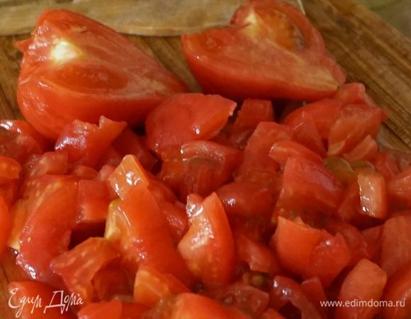 Затем добавить мелко нарезанный помидор 2 штуки.