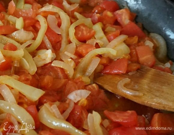  Посолить, поперчить.
Переложить полученную смесь в жаропрочную форму.