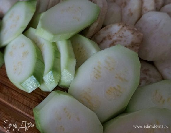 Баклажан и кабачок почистить, порезать кольцами, помидор можно не чистить, чтоб он сохранил свою форму, порезать также, в зависимости от размера.