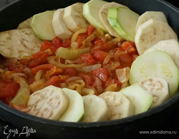 Далее овощи  выложить  в форму, чередуя их.  