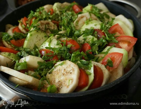 Сверху полить растительным или оливковым маслом. Посолить, поперчить добавить специи и зелень.