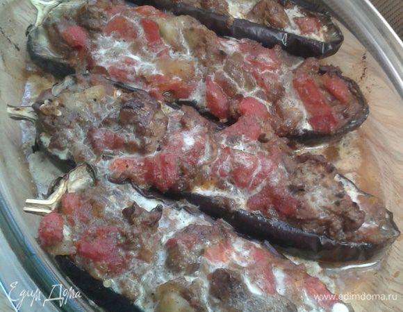 Жаропрочную форму смазать маслом, выложить баклажаны, сверху немного полить сливками ( 1 чайная ложка) и поставить в духовку минут на 10. 