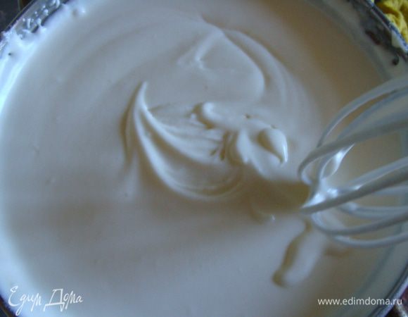 Приготовим крем.
Сначала поставим греться молоко. Когда оно подогреется вольем в желтки, смешанные с крахмалом 100 мл и тщательно перемешаем. Затем выльем молочно-желтковую массу в остальное молоко и доведем до кипения, постоянно помешивая. Должен получиться густой крем. Охладим его.
Взобьем размягченное сливочное масло и добавим по ложке заварной крем, тщательно взбивая каждый раз.
Сливки охладить до 4 гр. и взбить в ледяной кастрюльке. Добавить их к масляно-заварному  крему.