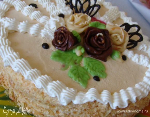 Прослоить коржи кремом. Оставить пропитываться в комнатной температуре около часа, затем поставить в холодильник на ночь.
Наутро достаем торт, смазываем верх и бока кремом. Можно этим же, а я делала так: 50 г сливочного масла взбила и добавила 3 ст.л вареного сгущенного молока. Выровняла им верх торта. Украсила взбитыми сливками и цветами из шоколадной мастики.  А бока посыпала измельченными обрезками.