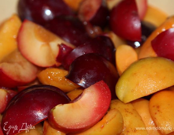 Абрикосы и сливы разрезаем на четыре части и складываем в кастрюлю. У меня объем кастрюльки 2,8 л.