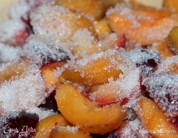 Добавляем половину сахара и перемешиваем.