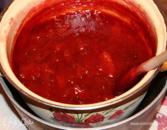 Далее берем кастрюлю большего объема и наливаем в нее воду, опускаем кастрюлю с абрикосами и сливами, доводим воду до кипения и убавляем огонь до маленького. Так, чтобы не было сильного булькания, иначе вода будет постоянно пытаться перелиться через верх. Я не стала фотографировать каждый день готовки. Просто сфотографировала уже в конце так, чтобы было видно на сколько уварился конфитюр. Вот такая была "конструкция".