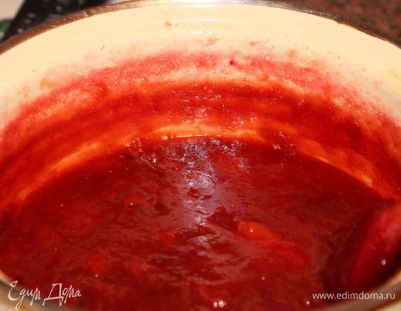 Варила конфитюр я следующим образом: утром вставала - включала конфорку, уходила на работу - выключала. Тоже самое я проделывала вечером: приходила с работы - включала, уходила спать - выключала. Периодически помешивала. В 4-ый день готовки я добавила вторую половину сахара. На этом фото видно, как уварился конфитюр: вначале было под самый верх, к концу 5-го дня конфитюр уварился наполовину.