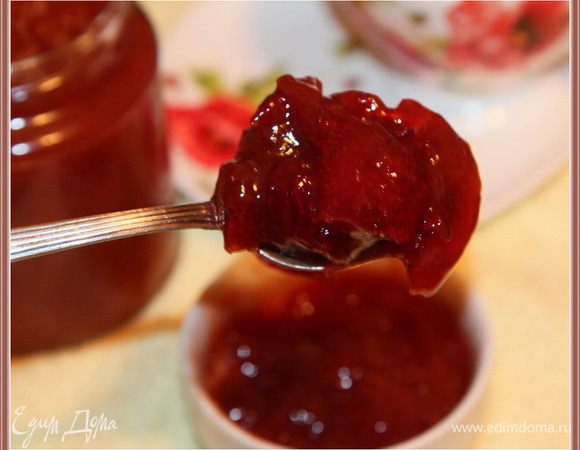 Горячий конфитюр раскладываем по стерилизованным баночкам, оставляем без крышки остывать до холодного. Когда конфитюр остынет, на поверхности образуется "мармеладная" пленочка. Закатываем крышками холодный конфитюр. Первый раз может и не получится ОЧЕНЬ густой продукт, но вы все-равно поймете процессы, которые происходят при готовке таким образом: образуется достаточно много пектина, желеобразующей составляющей. Поэтому я и написала, что чем кислее слива, тем лучше. Конфитюр получается кисло-сладким. У меня выход: две пол-литровые баночки и одна 125 мл. Смачного! Будут вопросы - спрашивайте!