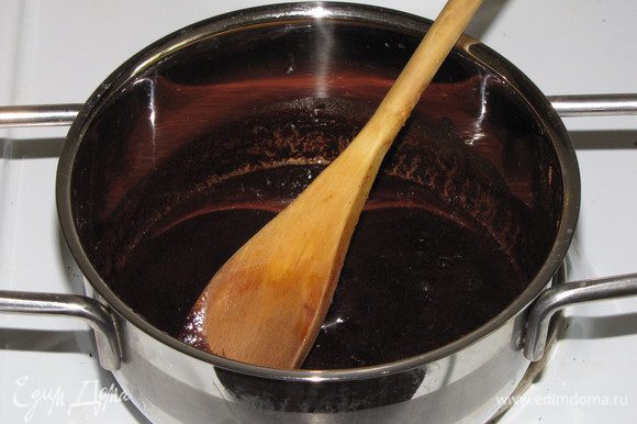 Разогреть сливочное масло, снять с огня и всыпать какао-порошок.