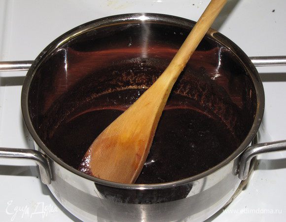 Разогреть сливочное масло, снять с огня и всыпать какао-порошок.