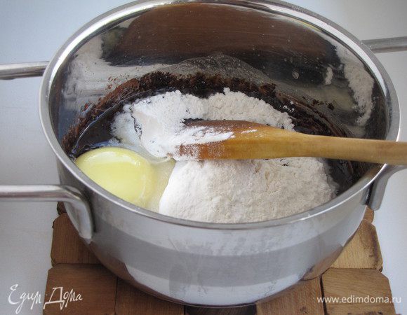 Добавить просеянную муку с разрыхлителем и яйцо.