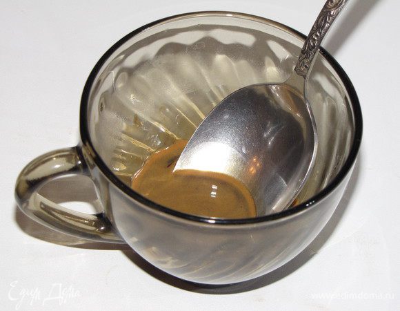 Пока бисквит остывает приготовим мусс. Растворить кофе в двух ст. ложках кипятка и дать остыть.