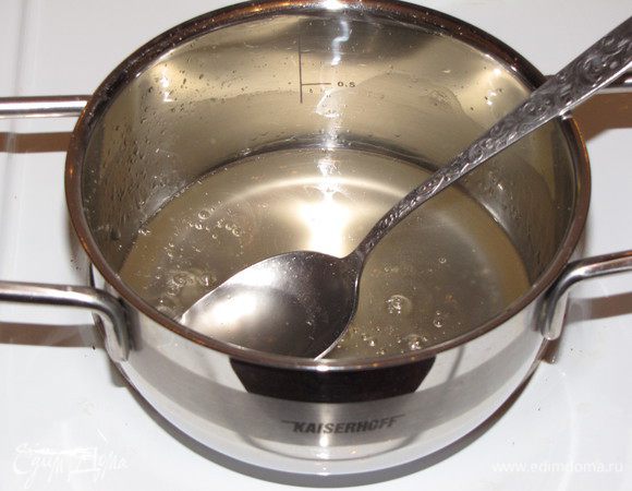 Соединить в сотейнике сахарную пудру и 4 ст. л. воды. Сварить густой сироп.