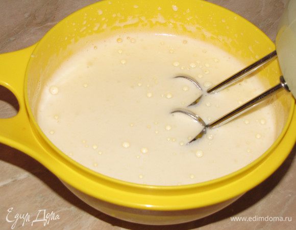 В миске миксером взбить желтки, и, продолжая взбивать, влить тонкой струйкой горячий сироп. Взбивать до пышности.