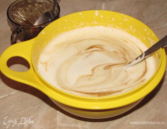 Добавить желатин, приготовленный по инструкции на упаковке, и быстро перемешать. Влить остывший кофе и перемешать еще раз.