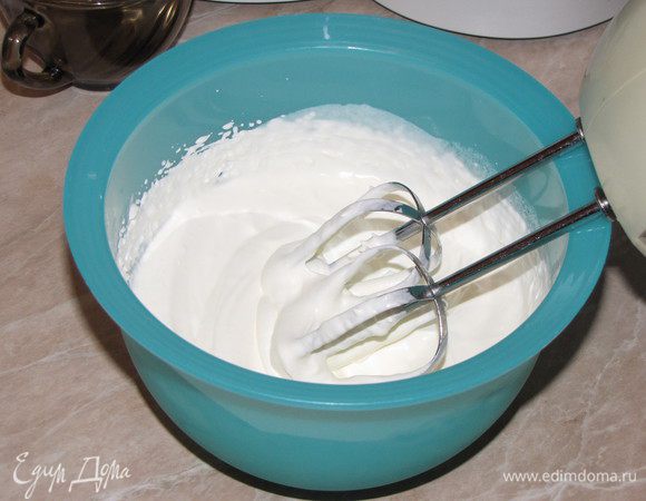 Отдельно взбить сливки (у меня  сливок было меньше, чем указано в рецепте - 200 мл.).