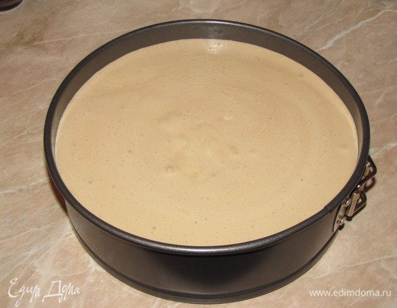 Вмешать взбитые сливки в яичный крем. Остывший бисквит освободить от пекарской бумаги и вновь вложить в форму. Залить бисквит полученным муссом и поставить  в холодильник до застывания (можно на ночь).