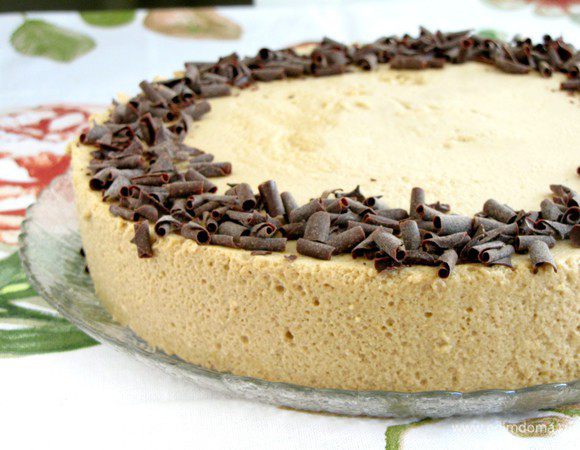 Готовый торт-мусс вынуть из формы и  украсить по своему желанию. Например, кофейными зернами в шоколаде или шоколадной стружкой, как в моем случае.