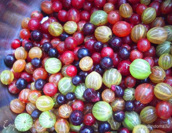 Ягодки крыжовника: очистить и промыть.