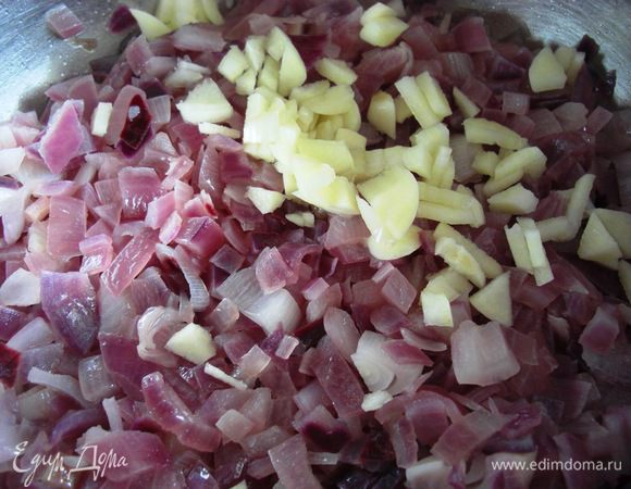 Лук и большой зубчик чеснока нарезать небольшими кусочками и 20 мин. тушить в разогретой смеси масла и воды. Проследить, чтобы лук не начал поджариваться – кастрюлю, в которой тушите, прикройте крышкой(а если понадобится - долейте еще чуть воды).