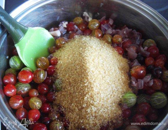 Добавить крыжовник, соль и сахар (лучше коричневый, но можно и белый). Постоянно помешивать. Варить (тушить) 10 мин. 