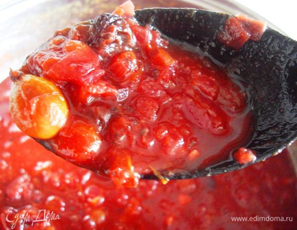 Добавить изюм, имбирь, карри и уксус. Тушить, пока  крыжовник не сварится, и смесь  не загустеет (примерно еще 10 мин.). В это время несколько раз попробуйте соус, как раз сейчас  вкус соусa  можно окочательно сбалансировать. Добавьте сахара, соли или уксуса, если вам покажется нужным.