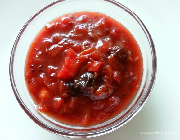 Cоус  готов! Сейчас его текстура такова, как на фото: он густой с кусочками ягод, c сладковато-кисловатым привкусом. Разлить его в стерилизованные баночки, пока очень горячий.