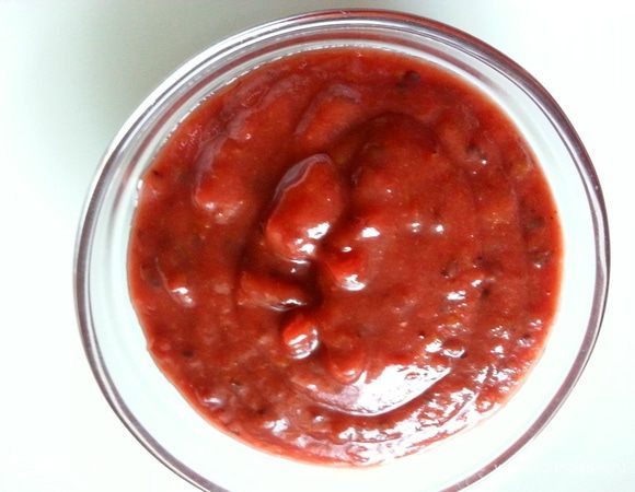 Соус можно обработать и  блендером, тогда его структура становится однородней. После блендера соус еще раз нагрейте до кипения и только тогда разлейте  в баночки. 