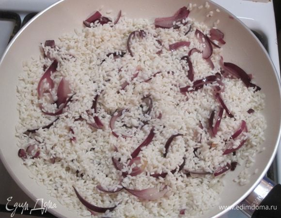 Добавить промытый рис, перемешать.