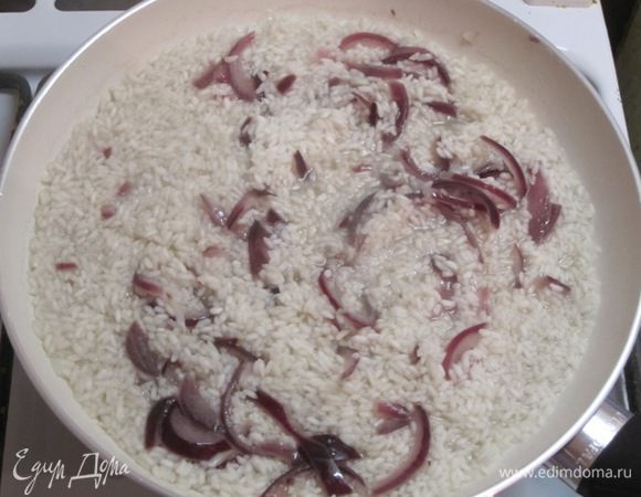 Влить 400 мл воды и тушить 10 минут.