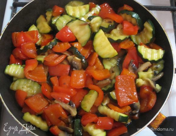Брокколи разделить на соцветия, отварить, откинуть на сито. В другой сковороде разогреть оставшееся оливковое масло и обжарить цукини, сладкий перец и грибы до подрумянивания.