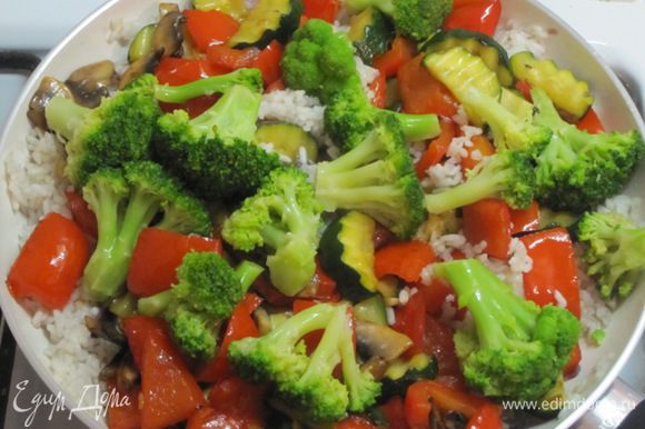 Переложить обжаренные овощи в сковороду с рисом, добавить брокколи.