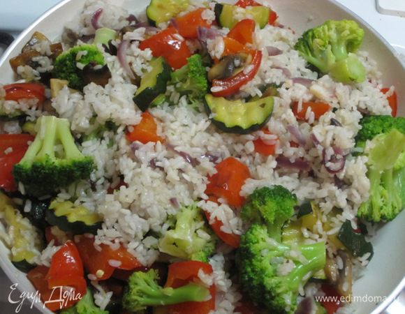 Влить сливки. Посолить, поперчить.