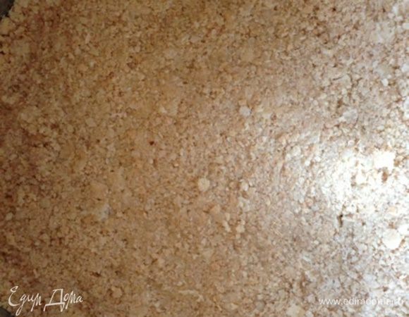 Смешиваем вафли с растопленным маслом и 3 ст. л. молотого миндаля. 
Получается такая крошка, не волнуйтесь, она не должна быть плотной, как основа из печенья, все прекрасно будет держаться после выпекания. Утрамбуем крошку на дне разъемной формы, посыплем сверху кокосовой стружкой и поставим в холодильник.
