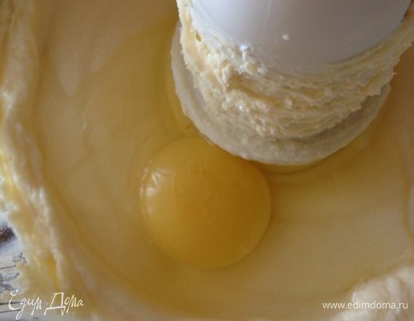 Добавим по одному яйца, каждый раз перемешивая, и желтки.