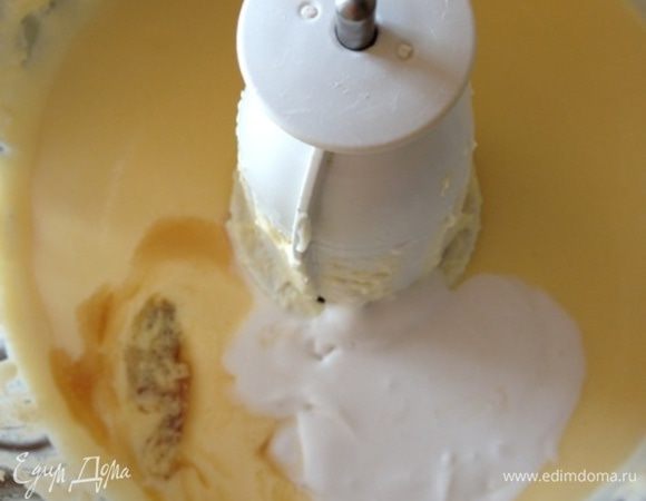 Добавляем ликер. Если ликера нет, либо пирог будут кушать дети, то добавьте чайную ложку миндальной эссенции. Введем кокосовые сливки. Если купили кокосовое молоко, то добавляйте только белую плотную часть, которая обычно «плавает» на поверхности молока, если масса застывшая, растапливаем ее.