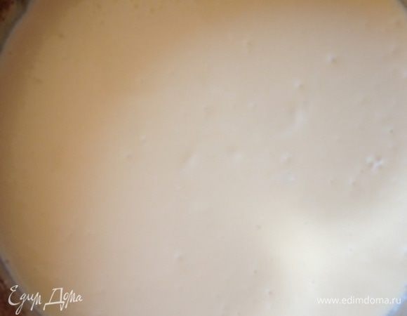 Выливаем сырную массу на основу и отправляем в духовку на 15 минут.
Затем уменьшаем температуру до 120 градусов и выпекаем 60 минут.


